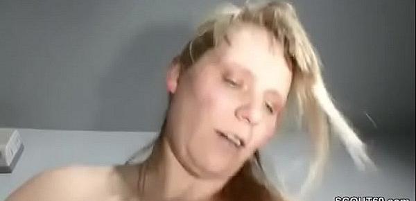 Notgeile MILF Stiefmutter fickt den Sohn ihres Stechers